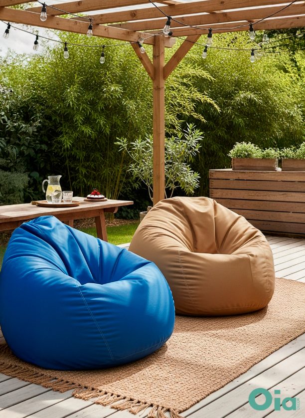 Puffs Oia Decor em varanda com pergolado e jardim